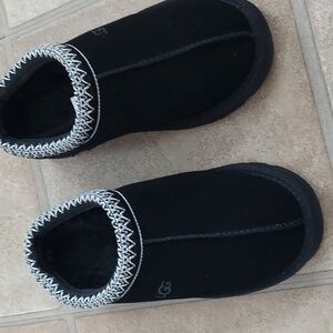 Brand new never worn Black Ugg Tasman size 7